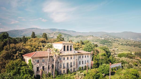 Die Villa Sbertoli ist ein verlassenes Anwesen in der Toskana. Ursprünglich beherbergte das Herrenhaus eine psychiatrische Klinik. Inzwischen wurden Türen und Fenster des Anwesens zugemauert, um Plünderungen und Zerstörung Einhalt zu gebieten.