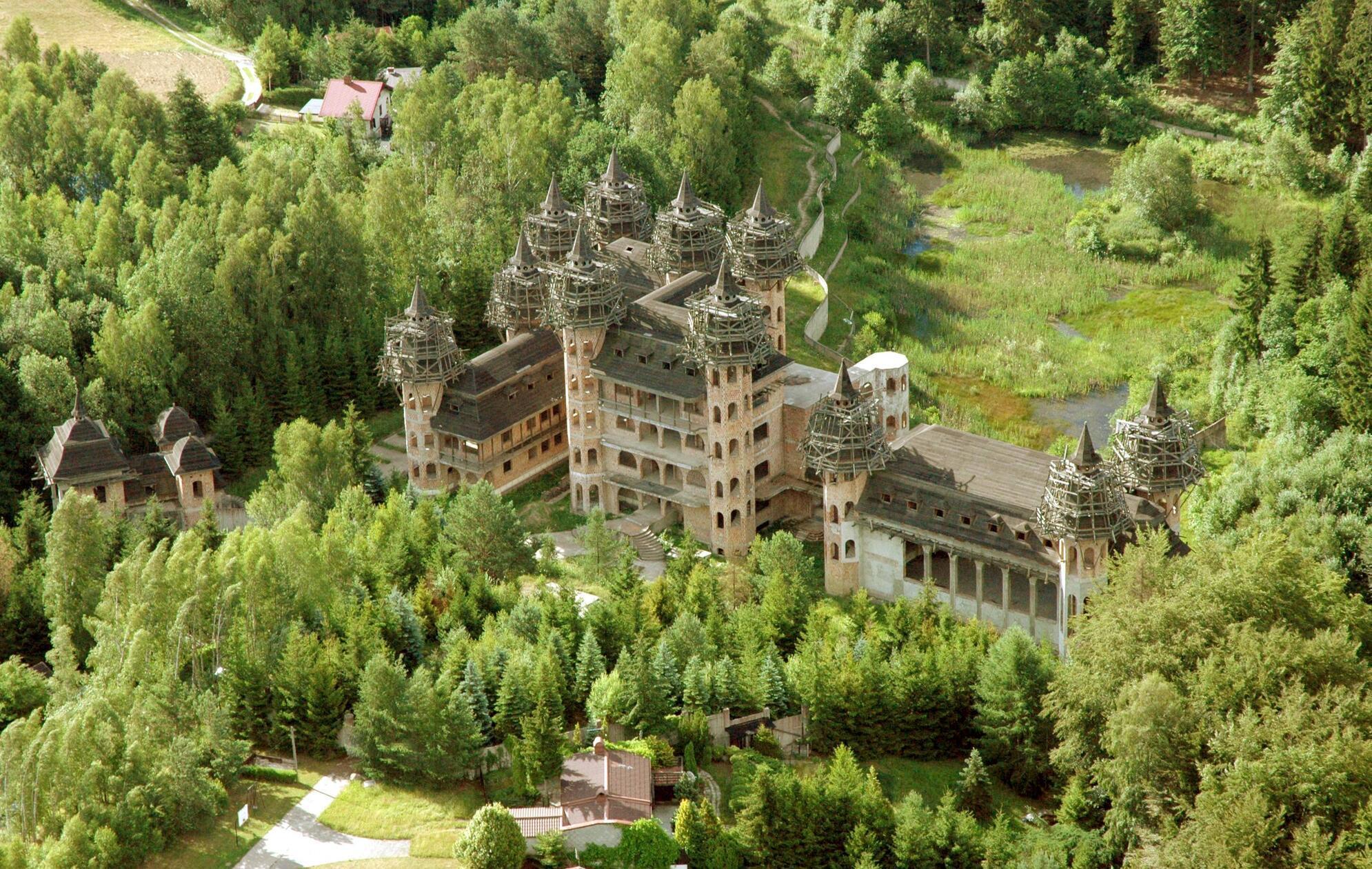 Das Schloss Lapalice in Polen wurde nie vollendet. In den 1980er-Jahren wurde mit den Bauarbeiten begonnen, seit den 90er-Jahren ruhen sie. Offenbar fehlte eine Baugenehmigung für die Größe des Gebäudes. Das Betreten des Rohbaus ist verboten.