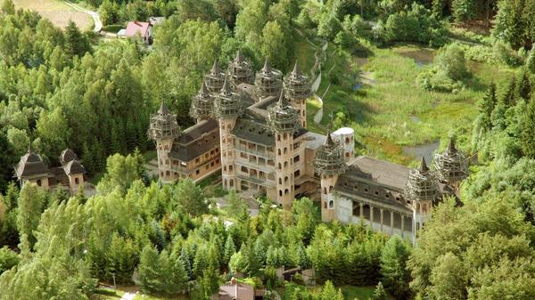 Das Schloss Lapalice in Polen wurde nie vollendet. In den 1980er-Jahren wurde mit den Bauarbeiten begonnen, seit den 90er-Jahren ruhen sie. Offenbar fehlte eine Baugenehmigung für die Größe des Gebäudes. Das Betreten des Rohbaus ist verboten.