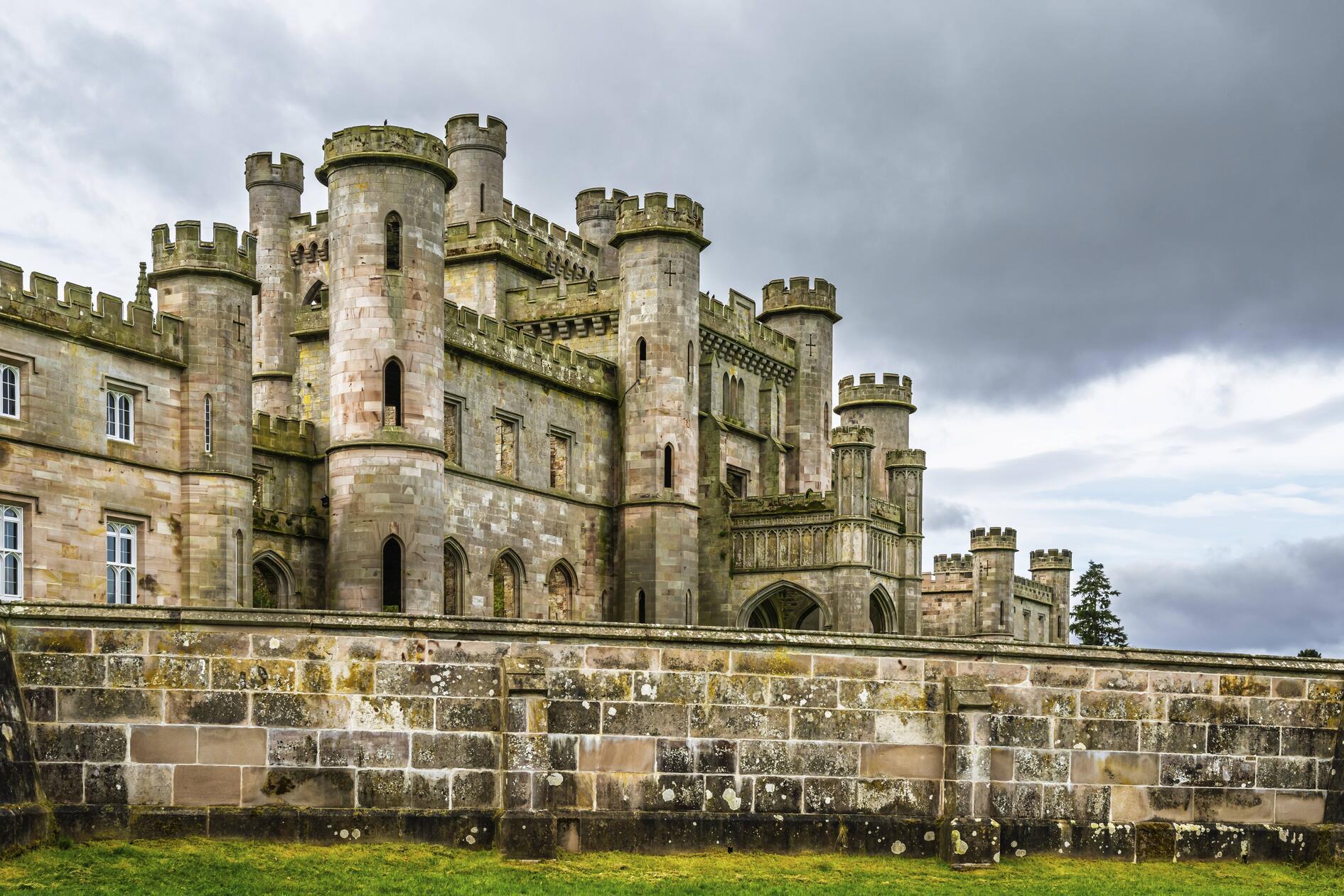Lowther Castle in der englischen Grafschaft Cumbria ist eine Touristenattraktion. Das Anwesen wurden zu Beginn des 19. Jahrhunderts gebaut, dann aber 1957 großteils abgerissen. Nur die Fassade und die Außenmauern blieben stehen und verleihen dem Schloss heute den Charme eines Lost Places. Umgeben sind die Ruinen von Gärten. Für den Besuch wird ein Eintrittsgeld fällig.