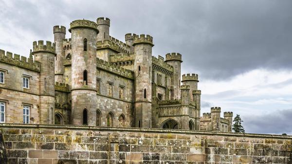 Lowther Castle in der englischen Grafschaft Cumbria ist eine Touristenattraktion. Das Anwesen wurden zu Beginn des 19. Jahrhunderts gebaut, dann aber 1957 großteils abgerissen. Nur die Fassade und die Außenmauern blieben stehen und verleihen dem Schloss heute den Charme eines Lost Places. Umgeben sind die Ruinen von Gärten. Für den Besuch wird ein Eintrittsgeld fällig.