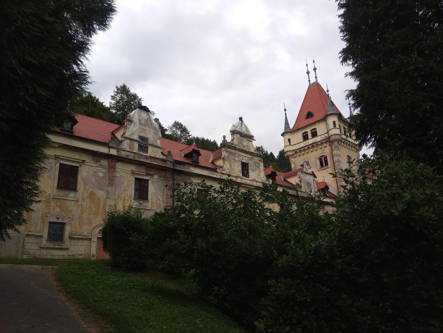Schloss Wildhaus liegt in Slowenien unweit der österreichischen Grenze am Fluss Drau. Im Zweiten Weltkrieg soll es den Nationalsozialisten als Frauengefängnis gedient haben. Zuletzt war hier ein Altersheim untergebracht, doch seit Ende der 1980er-Jahre steht das Gebäude leer.