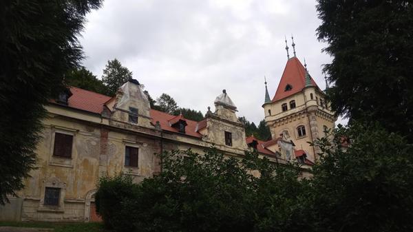 Schloss Wildhaus liegt in Slowenien unweit der österreichischen Grenze am Fluss Drau. Im Zweiten Weltkrieg soll es den Nationalsozialisten als Frauengefängnis gedient haben. Zuletzt war hier ein Altersheim untergebracht, doch seit Ende der 1980er-Jahre steht das Gebäude leer.