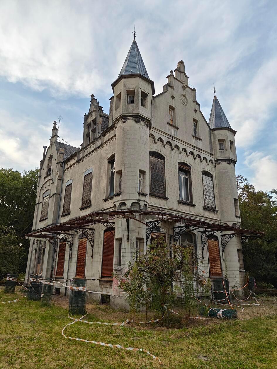 Das Kasteel de Borght liegt am Rande der belgischen Stadt Mechelen. Zwischenzeitlich stand das Schloss für rund 2,5 Millionen Euro zum Verkauf.