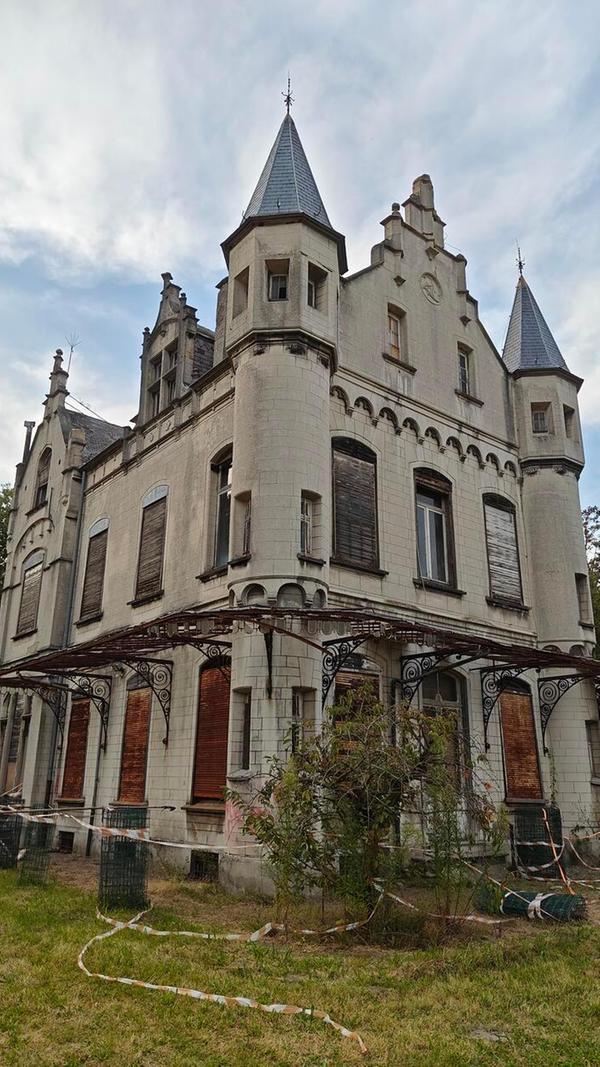 Das Kasteel de Borght liegt am Rande der belgischen Stadt Mechelen. Zwischenzeitlich stand das Schloss für rund 2,5 Millionen Euro zum Verkauf.