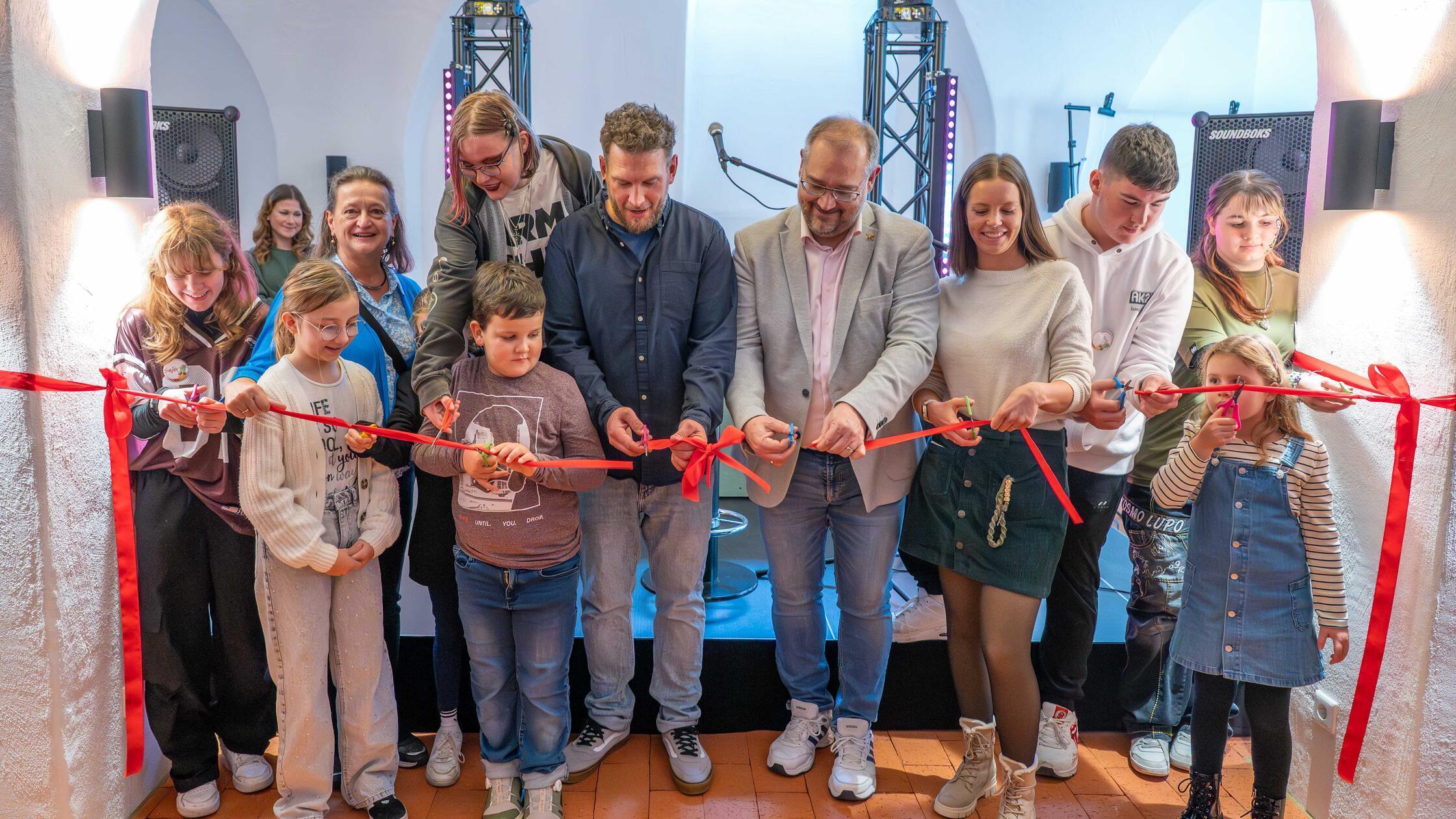 Mit dem Durchschneiden eines roten Bandes wurde da