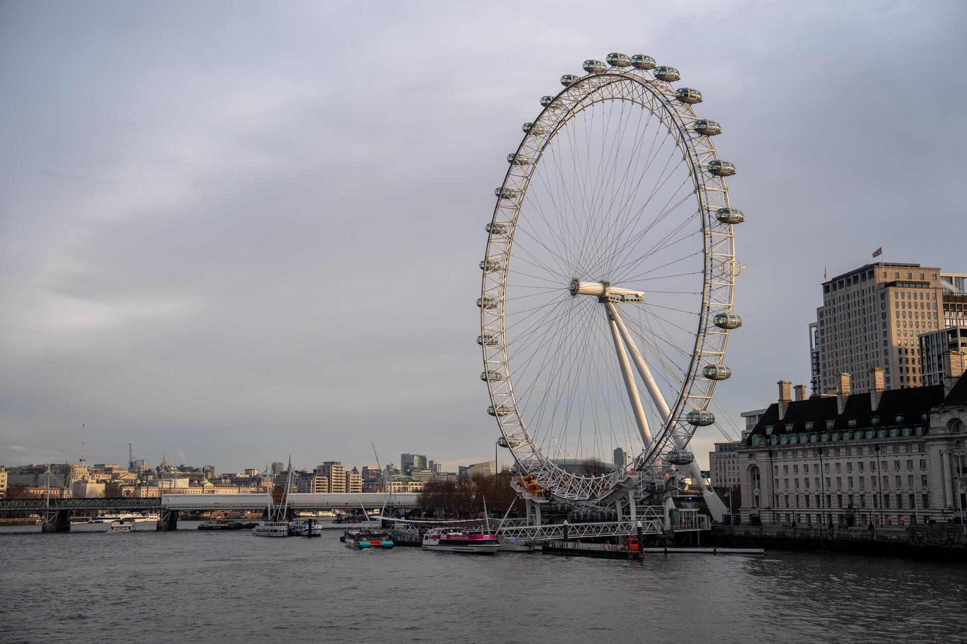Auf Platz 9 landet das London Eye. 1028 Mal fanden sich in den Bewertungen die Worte "Touristenfalle“, „enttäuschend“ und „überbewertet“. Das Riesenrad steht am Ufer der Themse. Aus den vollverglasten Kabinen hat man einen Blick über die Stadt. Wer vorab ein Ticket kauft, bezahlt 29 Pounds. Im Großen und Ganzen kommt das London Eye aber doch recht gut weg. Bei Google hat das Riesenrad 198.264 Bewertungen und erreicht damit im Schnitt 4,5 Sterne. Kritisiert werden mitunter die Ticketpreise und die Wartezeiten.