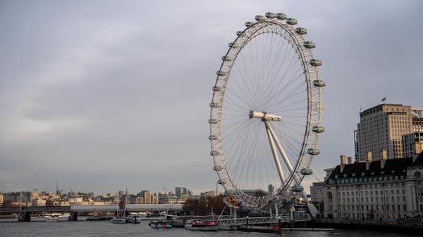 Auf Platz 9 landet das London Eye. 1028 Mal fanden sich in den Bewertungen die Worte "Touristenfalle“, „enttäuschend“ und „überbewertet“. Das Riesenrad steht am Ufer der Themse. Aus den vollverglasten Kabinen hat man einen Blick über die Stadt. Wer vorab ein Ticket kauft, bezahlt 29 Pounds. Im Großen und Ganzen kommt das London Eye aber doch recht gut weg. Bei Google hat das Riesenrad 198.264 Bewertungen und erreicht damit im Schnitt 4,5 Sterne. Kritisiert werden mitunter die Ticketpreise und die Wartezeiten.