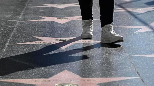 Der Walk of Fame in Hollywood (Los Angeles) landet im Negativ-Ranking auf Platz 8. Der Auswertung zufolge fanden sich die Worte „Touristenfalle“, „enttäuschend“ und „überbewertet“ 1032 Mal in den Bewertungen. Seit der Einweihung 1960 zieren den Walk of Fame Sterne für berühmte Persönlichkeiten Hollywoods. Immer wieder werden neue Sterne enthüllt. In den Kommentaren bei Google schreiben die Besuchenden unter anderem, sie hätten mehr Glamour erwartet. Stattdessen sei es vor Ort schmutzig und herunter gekommen.
