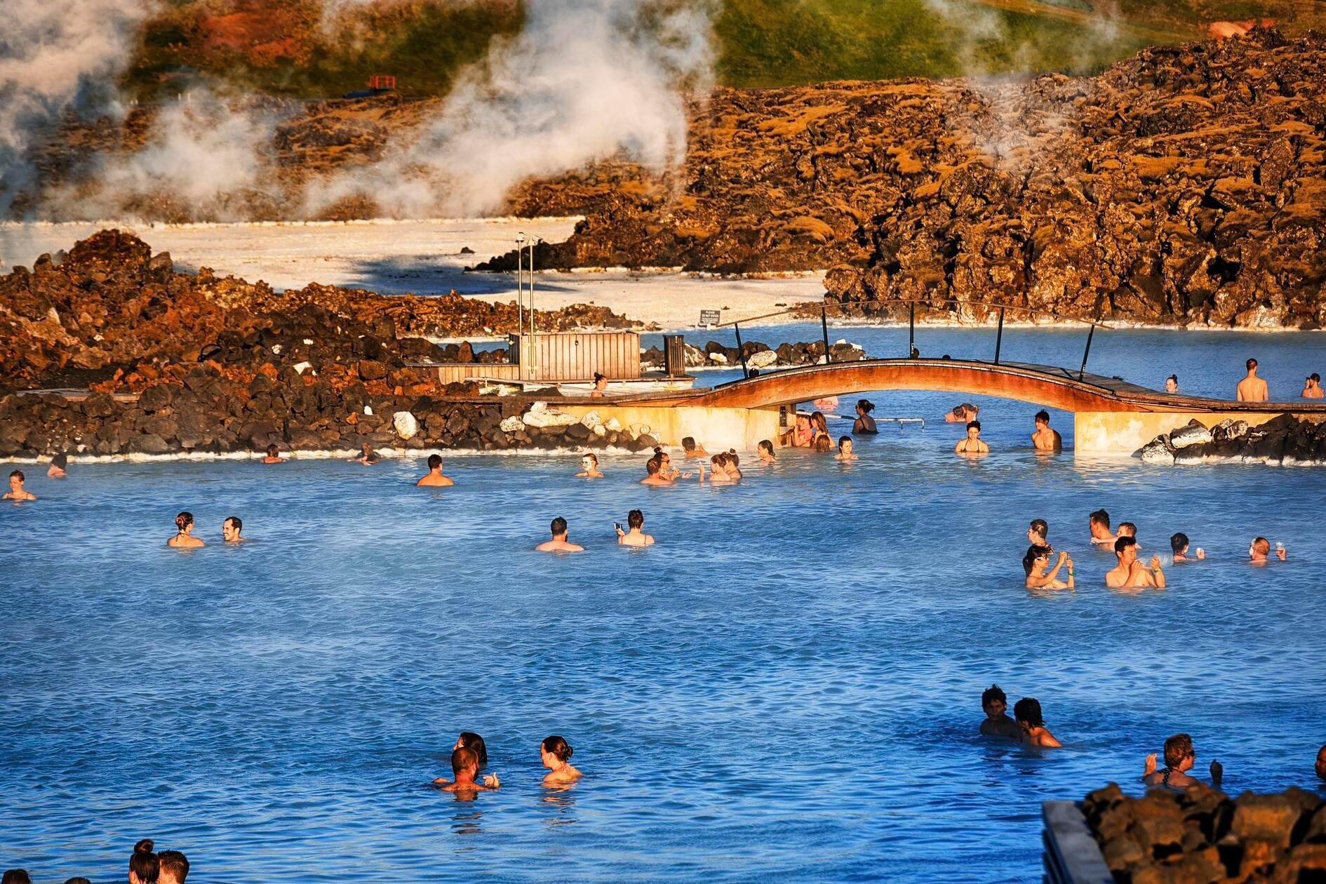 Rund 50 Kilometer von Islands Hauptstadt Reykjavík befindet sich die sogenannte Blaue Lagune. In dem Thermalfreibad können die Besucher und Besucherinnen unter freiem Himmel baden. Doch nicht allen scheint das zugefallen. 1096 Bewertung enthalten laut der Auswertung von "Preply" die Worte „Touristenfalle“, „enttäuschend“ und „überbewertet“. Die Rede ist von zu hohen Preisen und zu vielen Menschen. Damit landet das Bad auf Platz 7 in der Auswertung. Insgesamt kommt die Lagune bei Google mit 31.583 Bewertungen aber dennoch auf 4,6 Sterne.
