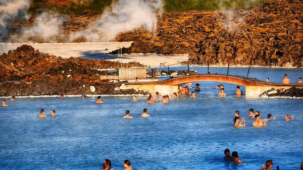 Rund 50 Kilometer von Islands Hauptstadt Reykjavík befindet sich die sogenannte Blaue Lagune. In dem Thermalfreibad können die Besucher und Besucherinnen unter freiem Himmel baden. Doch nicht allen scheint das zugefallen. 1096 Bewertung enthalten laut der Auswertung von "Preply" die Worte „Touristenfalle“, „enttäuschend“ und „überbewertet“. Die Rede ist von zu hohen Preisen und zu vielen Menschen. Damit landet das Bad auf Platz 7 in der Auswertung. Insgesamt kommt die Lagune bei Google mit 31.583 Bewertungen aber dennoch auf 4,6 Sterne.