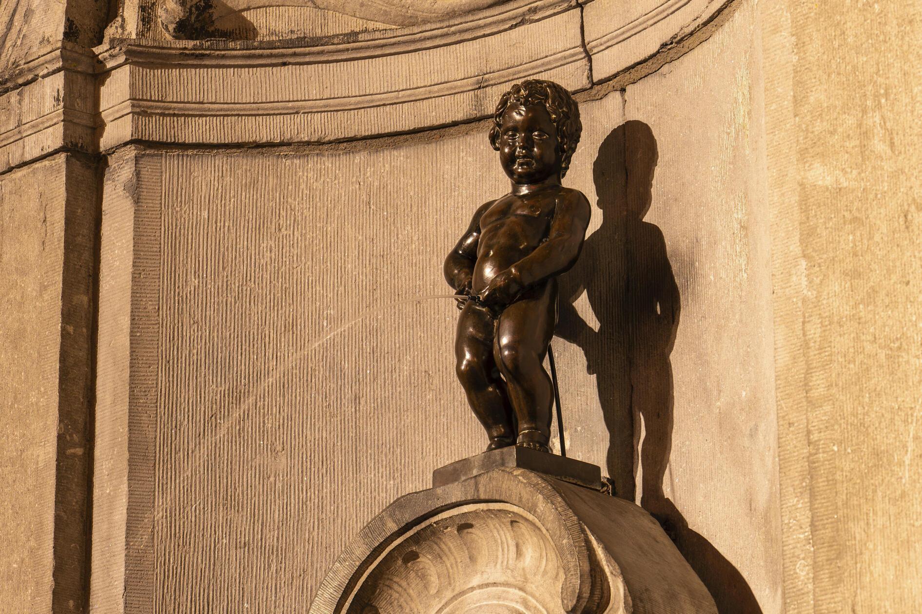An einem Brunnen in der Innenstadt von Brüssel steht die berühmte Figur Manneken Pis. An Festtagen wird die Bronzestatue festlich geschmückt oder verkleidet. In der "Preply"-Auswertung landet Manneken Pis auf Platz 6 der "Touristenfallen". Die Besucher mokieren einen sehr großen Ansturm. 1154 Mal wurden Brunnen und Statue mit den Worten „Touristenfalle“, „enttäuschend“ und „überbewertet“ bedacht. Vielen aber scheint es auch zu gefallen. Immerhin schafft es Manneken Pis auf 4,0 Sterne bei 81.688 Google-Rezensionen.