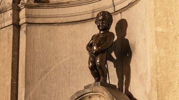 An einem Brunnen in der Innenstadt von Brüssel steht die berühmte Figur Manneken Pis. An Festtagen wird die Bronzestatue festlich geschmückt oder verkleidet. In der "Preply"-Auswertung landet Manneken Pis auf Platz 6 der "Touristenfallen". Die Besucher mokieren einen sehr großen Ansturm. 1154 Mal wurden Brunnen und Statue mit den Worten „Touristenfalle“, „enttäuschend“ und „überbewertet“ bedacht. Vielen aber scheint es auch zu gefallen. Immerhin schafft es Manneken Pis auf 4,0 Sterne bei 81.688 Google-Rezensionen.