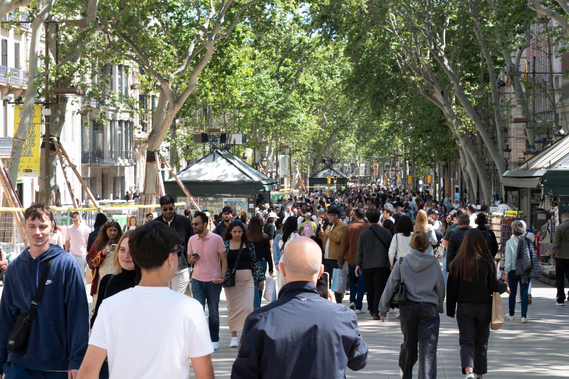 Las Ramblas in Barcelona sind, das weiß jeder, der schon einmal dort war, vor allem eines: voll. Und das scheint vielen Touristen und Touristinnen ein Dorn im Auge zu sein. So landet die spanische Flaniermeile auf Platz 5 der unbeliebtesten Sehenswürdigkeiten. 1203 Bewertungen belegen Las Ramblas laut Auswertung mit den Attributen „Touristenfalle“, „enttäuschend“ und „überbewertet“. Besondere Vorsicht ist wegen Taschendieben geboten, die das Gedränge auf der Straße versuchen auszunutzen.