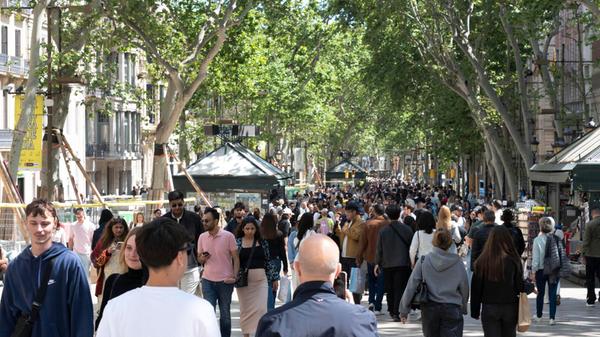 Las Ramblas in Barcelona sind, das weiß jeder, der schon einmal dort war, vor allem eines: voll. Und das scheint vielen Touristen und Touristinnen ein Dorn im Auge zu sein. So landet die spanische Flaniermeile auf Platz 5 der unbeliebtesten Sehenswürdigkeiten. 1203 Bewertungen belegen Las Ramblas laut Auswertung mit den Attributen „Touristenfalle“, „enttäuschend“ und „überbewertet“. Besondere Vorsicht ist wegen Taschendieben geboten, die das Gedränge auf der Straße versuchen auszunutzen.