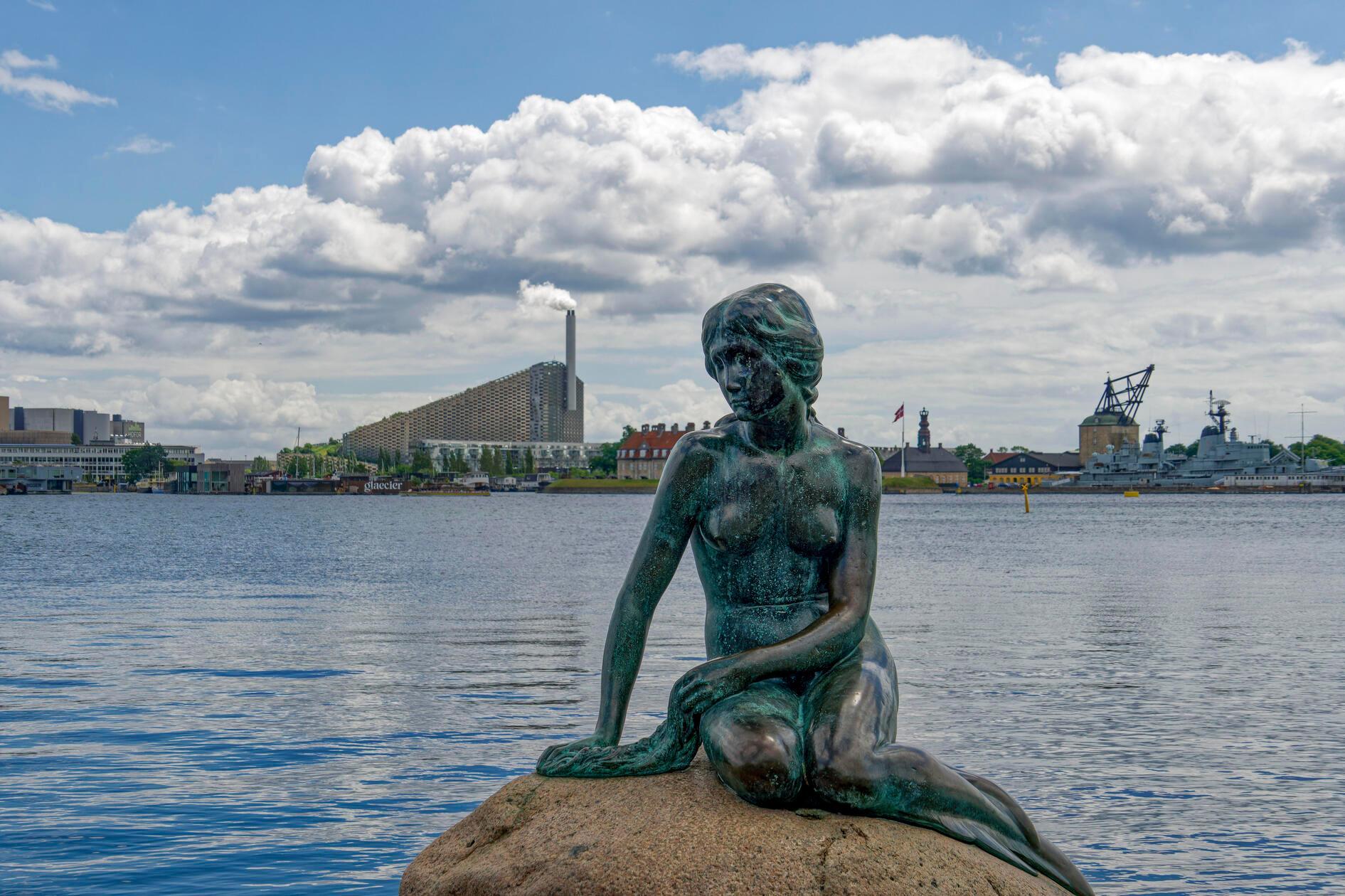 Mit der kleinen Meerjungfrau, den lille Havfrue wie sie auf dänisch heißt, findet sich noch eine weitere Bronzestatue unter den enttäuschenden Sehenswürdigkeiten - und zwar auf Platz 4. 1248 Menschen bewerten sie mit den Worten „Touristenfalle“, „enttäuschend“ und „überbewertet“. Bei Google schafft es die kleine Meerjungfrau immerhin mit 35.871 Bewertungen auf 4,1 Sterne.