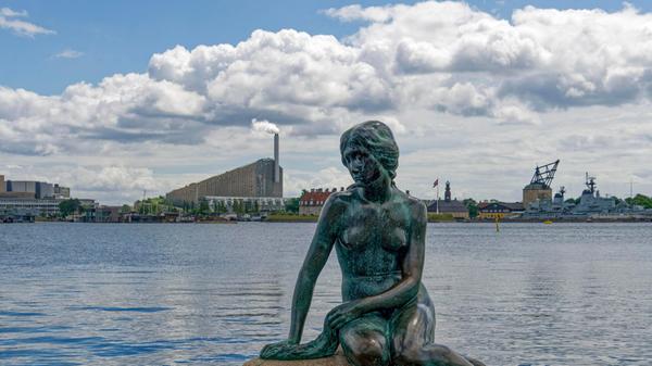 Mit der kleinen Meerjungfrau, den lille Havfrue wie sie auf dänisch heißt, findet sich noch eine weitere Bronzestatue unter den enttäuschenden Sehenswürdigkeiten - und zwar auf Platz 4. 1248 Menschen bewerten sie mit den Worten „Touristenfalle“, „enttäuschend“ und „überbewertet“. Bei Google schafft es die kleine Meerjungfrau immerhin mit 35.871 Bewertungen auf 4,1 Sterne.