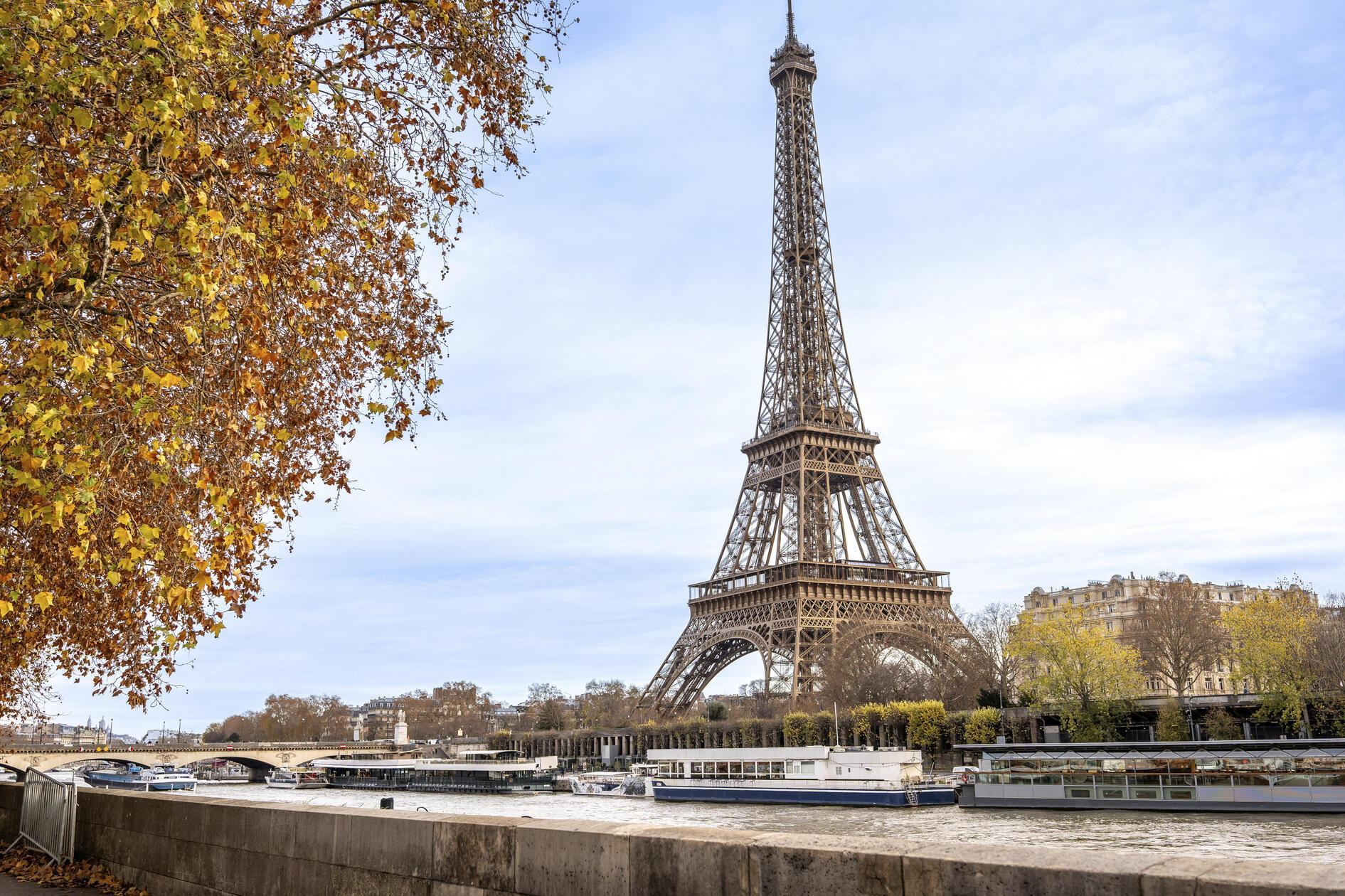 Den Eiffelturm in Paris hätten wohl die wenigsten in diesem Ranking erwartet, tatsächlich aber landet er auf Platz 3 der unbeliebten Sehenswürdigkeiten. 1291 Bewertungen sind der Auswertung zufolge negativ. Ein Blick auf die Google-Rankings aber zeigt: Bei 482.236 Bewertungen kommt der Eiffelturm auf 4,7 Sterne. Viele Touristinnen und Touristen dürften ihr Herz also doch an das Monument verloren haben. Die Menschen bemängeln mitunter Wartezeiten und Eintrittspreise.