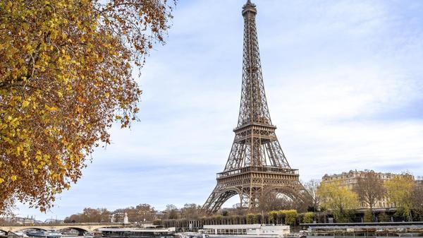 Den Eiffelturm in Paris hätten wohl die wenigsten in diesem Ranking erwartet, tatsächlich aber landet er auf Platz 3 der unbeliebten Sehenswürdigkeiten. 1291 Bewertungen sind der Auswertung zufolge negativ. Ein Blick auf die Google-Rankings aber zeigt: Bei 482.236 Bewertungen kommt der Eiffelturm auf 4,7 Sterne. Viele Touristinnen und Touristen dürften ihr Herz also doch an das Monument verloren haben. Die Menschen bemängeln mitunter Wartezeiten und Eintrittspreise.