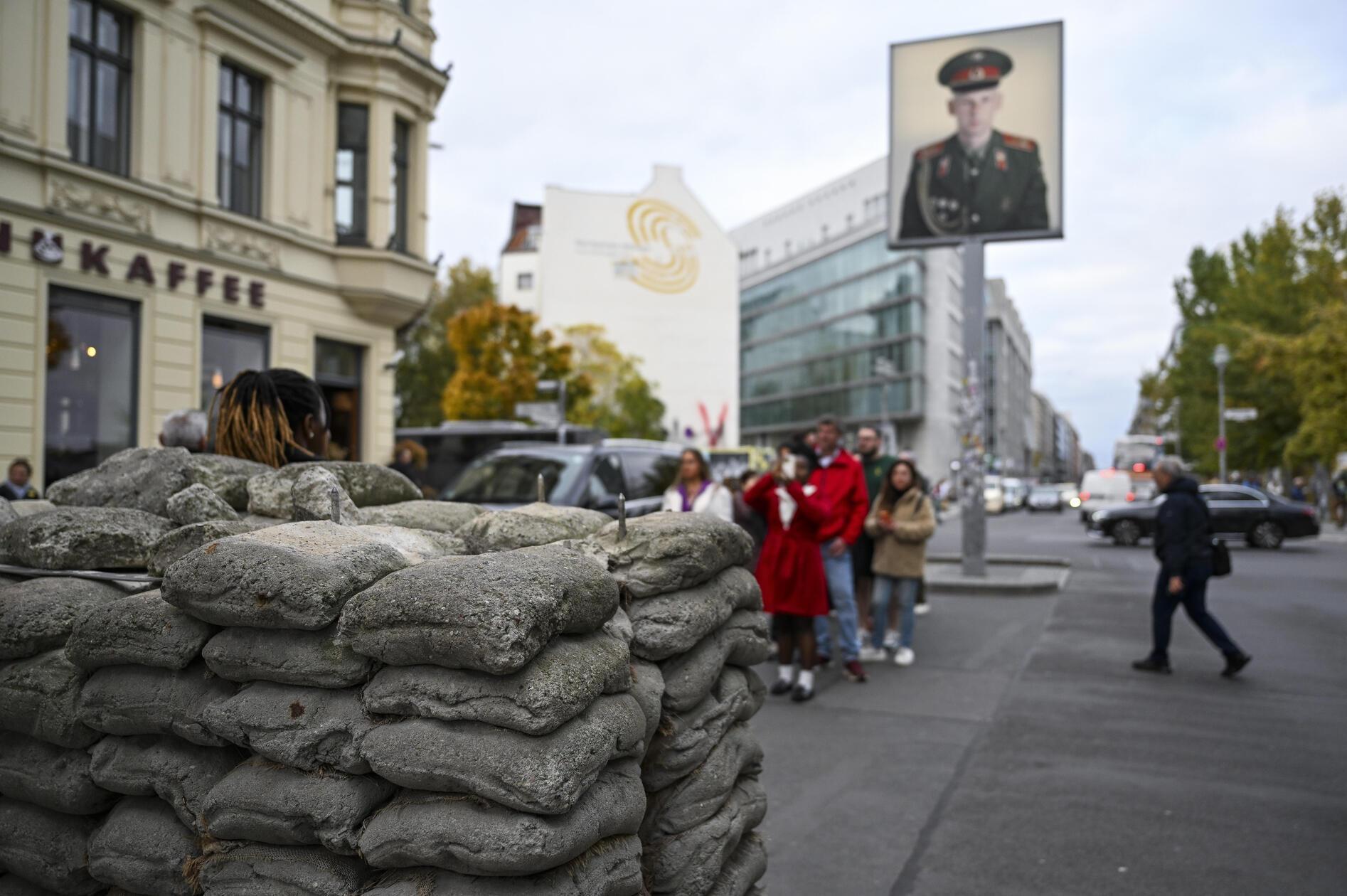 Während der Teilung Deutschlands war der Checkpoint Charlie ein wichtiger Grenzübergang zwischen dem Osten und Westen Berlins. Heute aber scheint er für viele Touristinnen und Touristen seinen Charme verloren zu haben. 1425 Bewertungen für den ehemaligen Grenzübergang fallen negativ aus. Damit landet er auf Platz 2 der Auswertung. Bei Google wiederum sind es 94.483 Bewertungen, die dem Checkpoint 4,1 Sterne einbringen. 