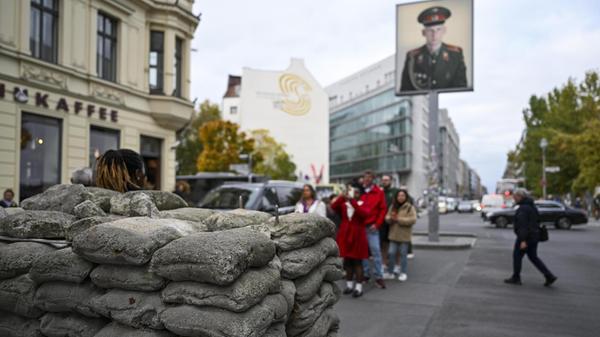 Während der Teilung Deutschlands war der Checkpoint Charlie ein wichtiger Grenzübergang zwischen dem Osten und Westen Berlins. Heute aber scheint er für viele Touristinnen und Touristen seinen Charme verloren zu haben. 1425 Bewertungen für den ehemaligen Grenzübergang fallen negativ aus. Damit landet er auf Platz 2 der Auswertung. Bei Google wiederum sind es 94.483 Bewertungen, die dem Checkpoint 4,1 Sterne einbringen.