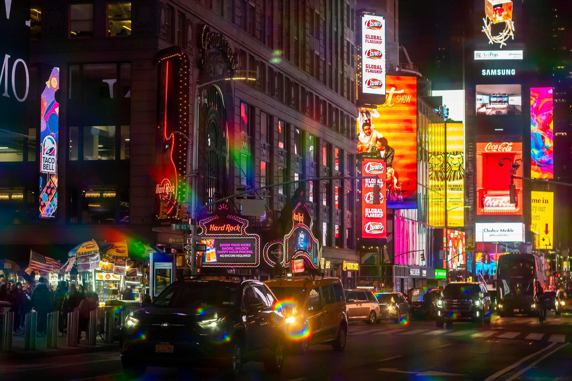 Den traurigen Spitzenreiterplatz unter den enttäuschenden Sehenswürdigkeiten nimmt der Times Square in New York ein. Er sammelt 1761 Mal die Bewertung mit den Attributen „Touristenfalle“, „enttäuschend“ und „überbewertet“. Bei Google konnte der Times Square 240.443 Bewertungen und 4,7 Sterne sammeln. Menschen bemängeln unter anderem aufdringliche Fotografen.