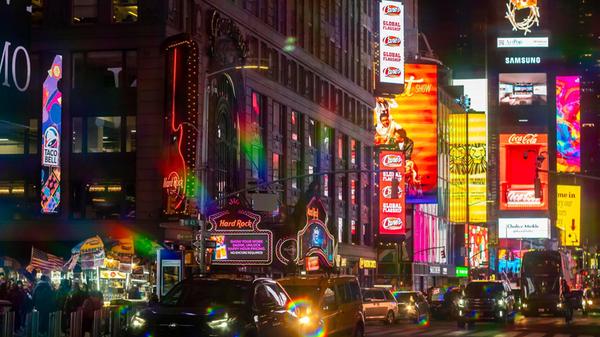 Den traurigen Spitzenreiterplatz unter den enttäuschenden Sehenswürdigkeiten nimmt der Times Square in New York ein. Er sammelt 1761 Mal die Bewertung mit den Attributen „Touristenfalle“, „enttäuschend“ und „überbewertet“. Bei Google konnte der Times Square 240.443 Bewertungen und 4,7 Sterne sammeln. Menschen bemängeln unter anderem aufdringliche Fotografen.