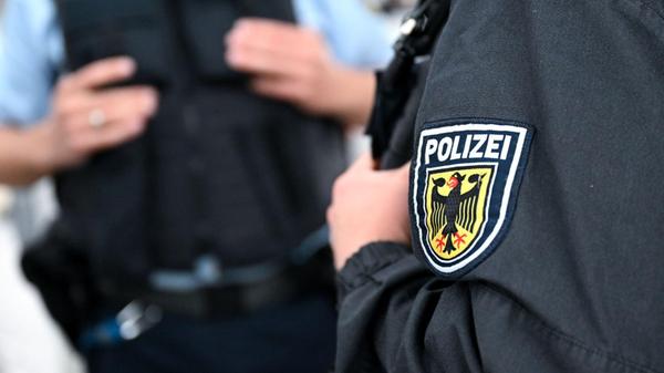 Bundespolizisten stehen am Hauptbahnhof an einem B