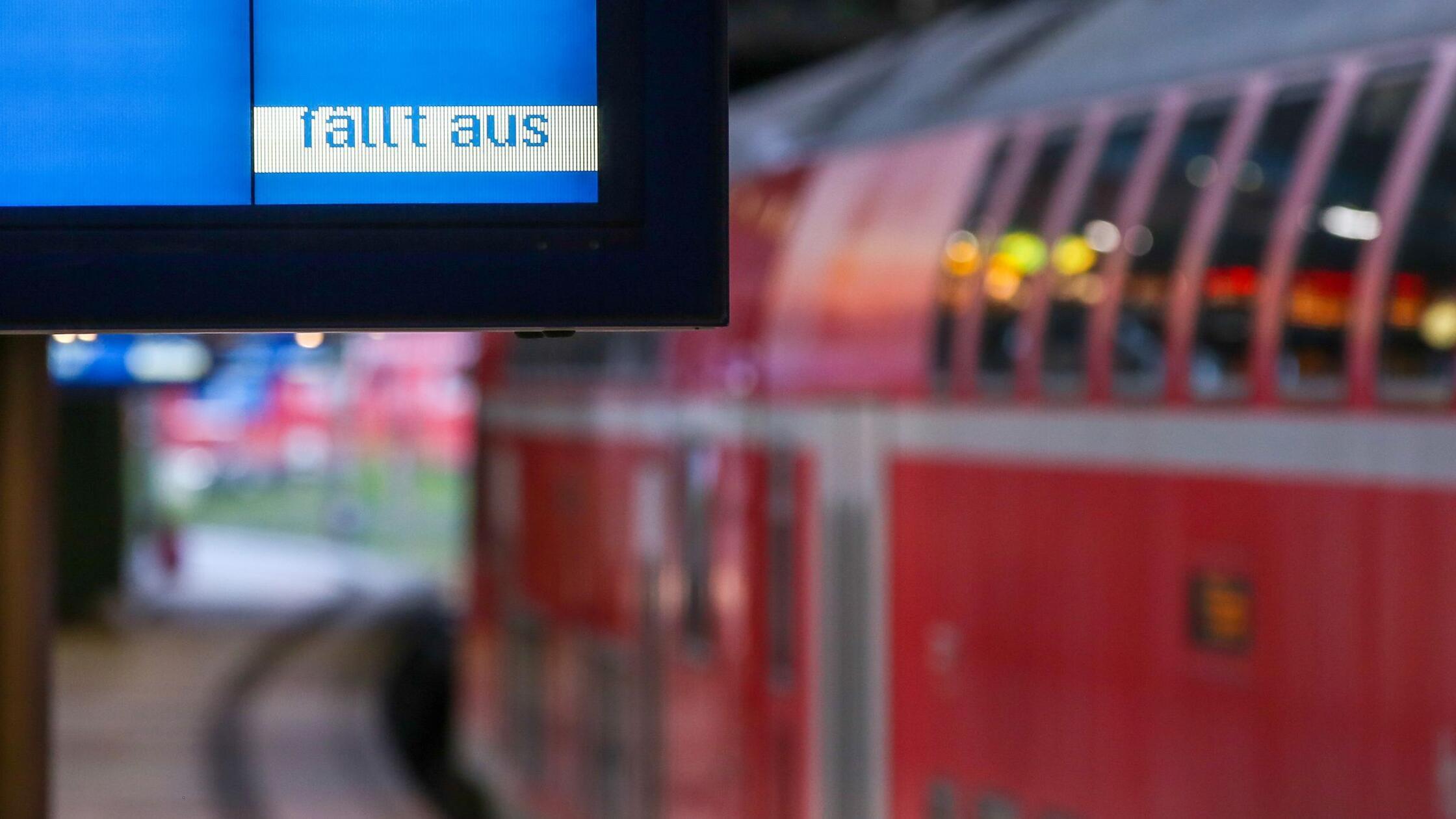 Ein Zugausfall wird auf einer Anzeigentafel im Hau
