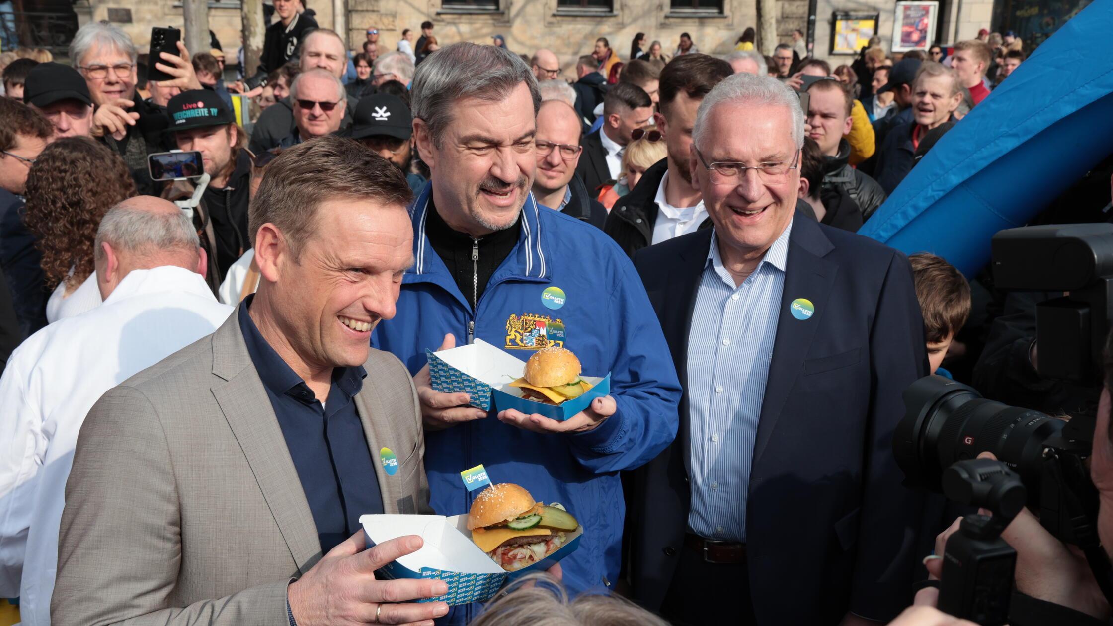 Söder verteilt Burger im Wahlkampf für Volleth