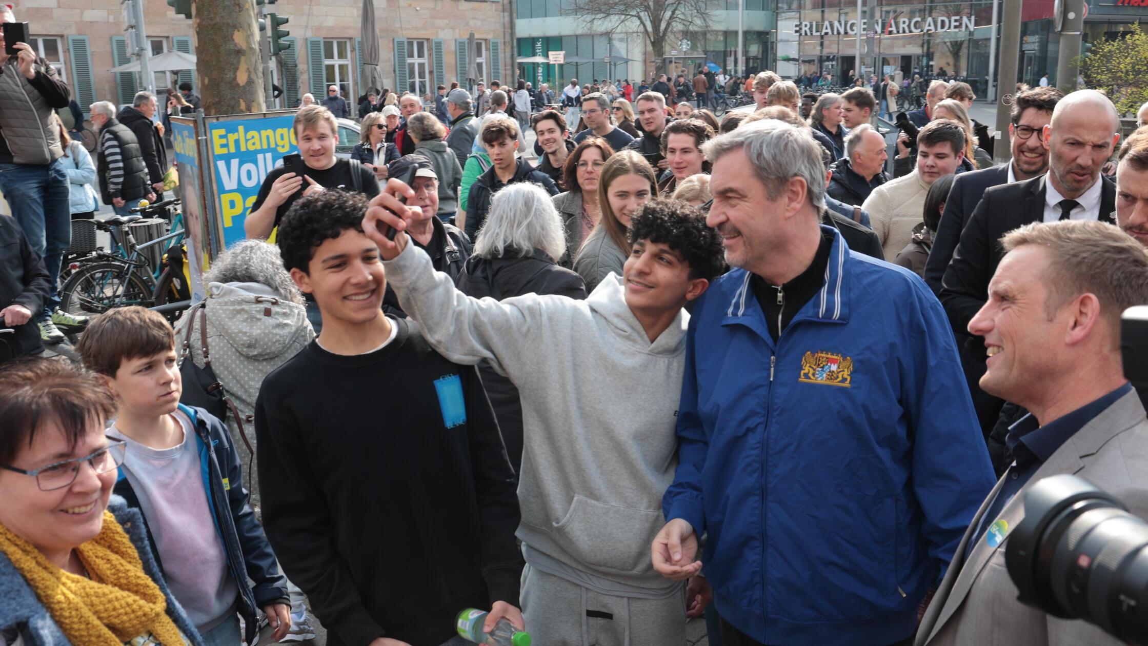 Söder verteilt mit Volleth Burger