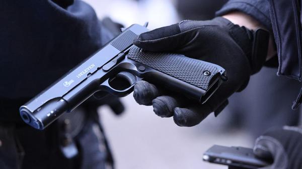 Polizisten fanden diese Softair Schusswaffe in der