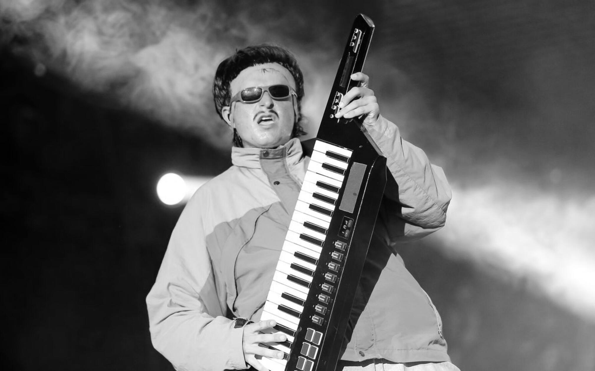 Bei einem Zusammenstoß zweier Helikoper in Rio de Janeiro kamen alle sechs Insassen der beiden Maschinen ums Leben. Unter ihnen war auch der US-Musiker <b>Oliver Tree</b>, der sich gerade im Rahmen einer Welttournee in dem Land befand. Tree war 32 Jahre alt.