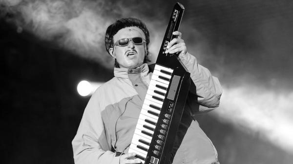 Bei einem Zusammenstoß zweier Helikoper in Rio de Janeiro kamen alle sechs Insassen der beiden Maschinen ums Leben. Unter ihnen war auch der US-Musiker <b>Oliver Tree</b>, der sich gerade im Rahmen einer Welttournee in dem Land befand. Tree war 32 Jahre alt.