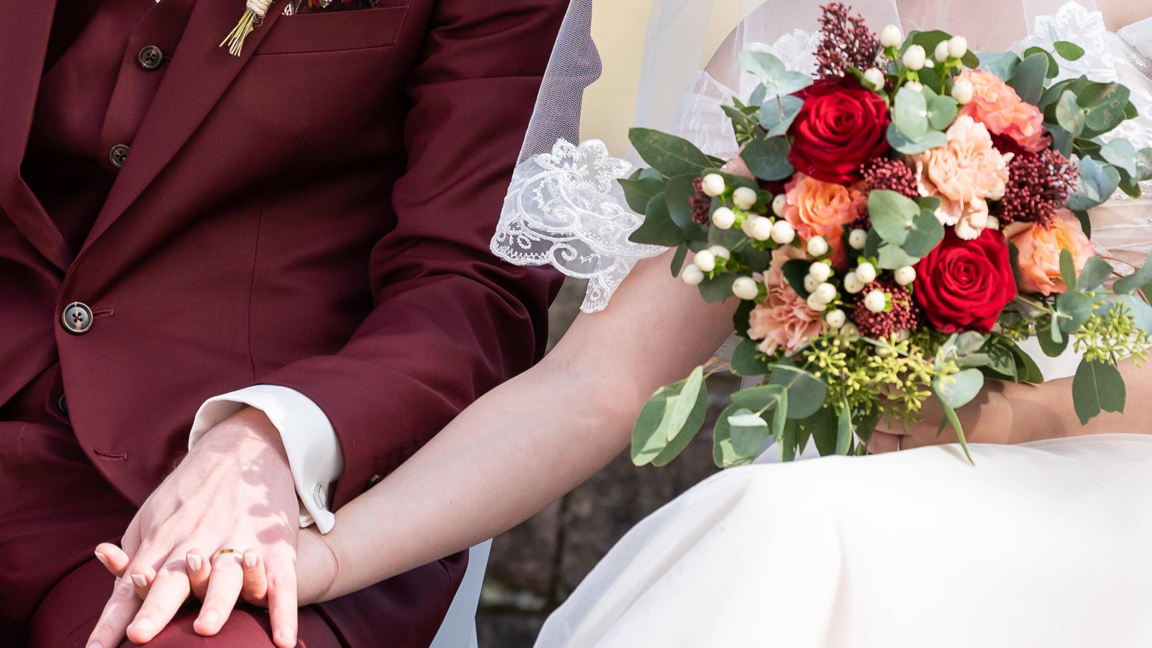 Ein Brautpaar hält sich während einer freien Trauu