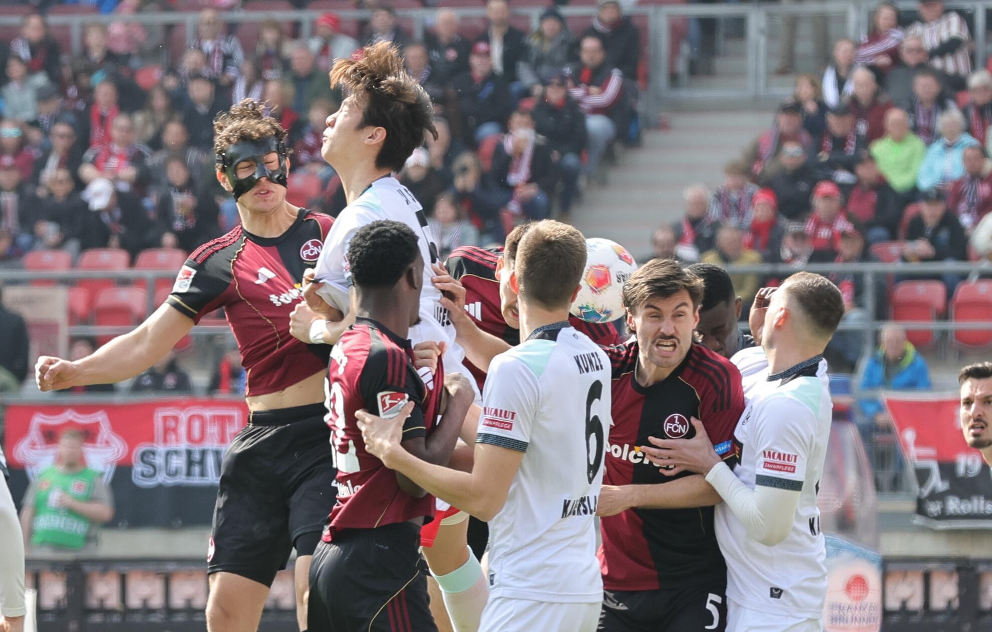 Der Nürnberger Trainer sieht einen Auftakt nach Maß: Lochoshvili darf bereits nach zwei Minuten ungestört eine Ecke zum 1:0 einköpfen.