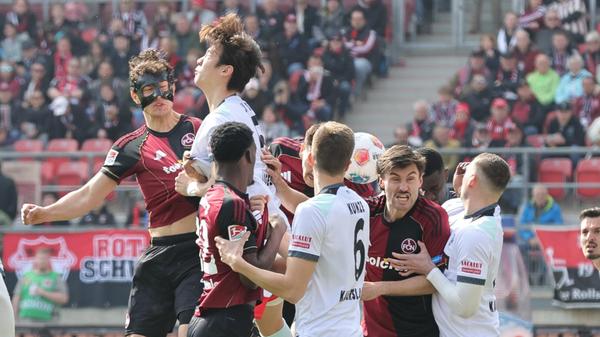 Der Nürnberger Trainer sieht einen Auftakt nach Maß: Lochoshvili darf bereits nach zwei Minuten ungestört eine Ecke zum 1:0 einköpfen.