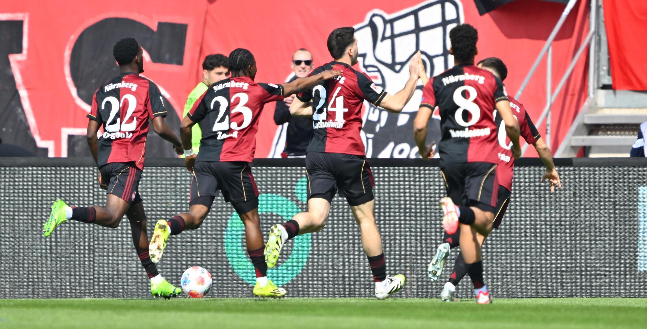 Die Mannschaft bejubelt den frühen Führungstreffer.