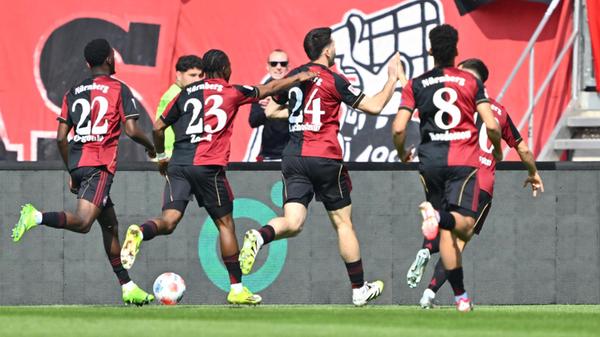 Die Mannschaft bejubelt den frühen Führungstreffer.