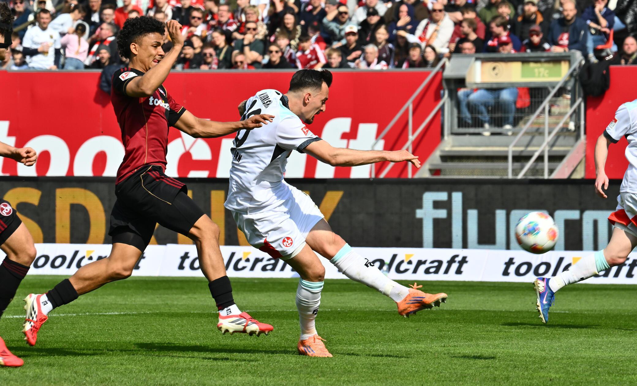 Erst nach einer halben Stunde findet der FCK ins Spiel. Berisha erzielt erst einen Abseitstreffer, zielt dann knapp über das Gehäuse von Reichert.