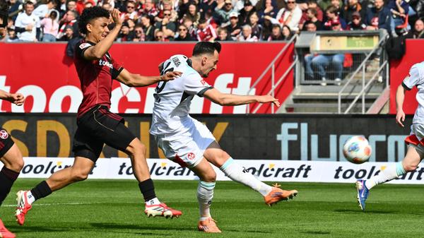 Erst nach einer halben Stunde findet der FCK ins Spiel. Berisha erzielt erst einen Abseitstreffer, zielt dann knapp über das Gehäuse von Reichert.