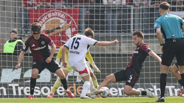 Nach einem Konter verpasst Skyttä die beste Chance der Pfälzer auf den Ausgleich.