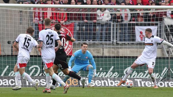 Nach der Pause ist der 1. FC Nürnberg wieder spielbestimmend, Justvan verpasst per Flachschuss den zweiten Treffer.