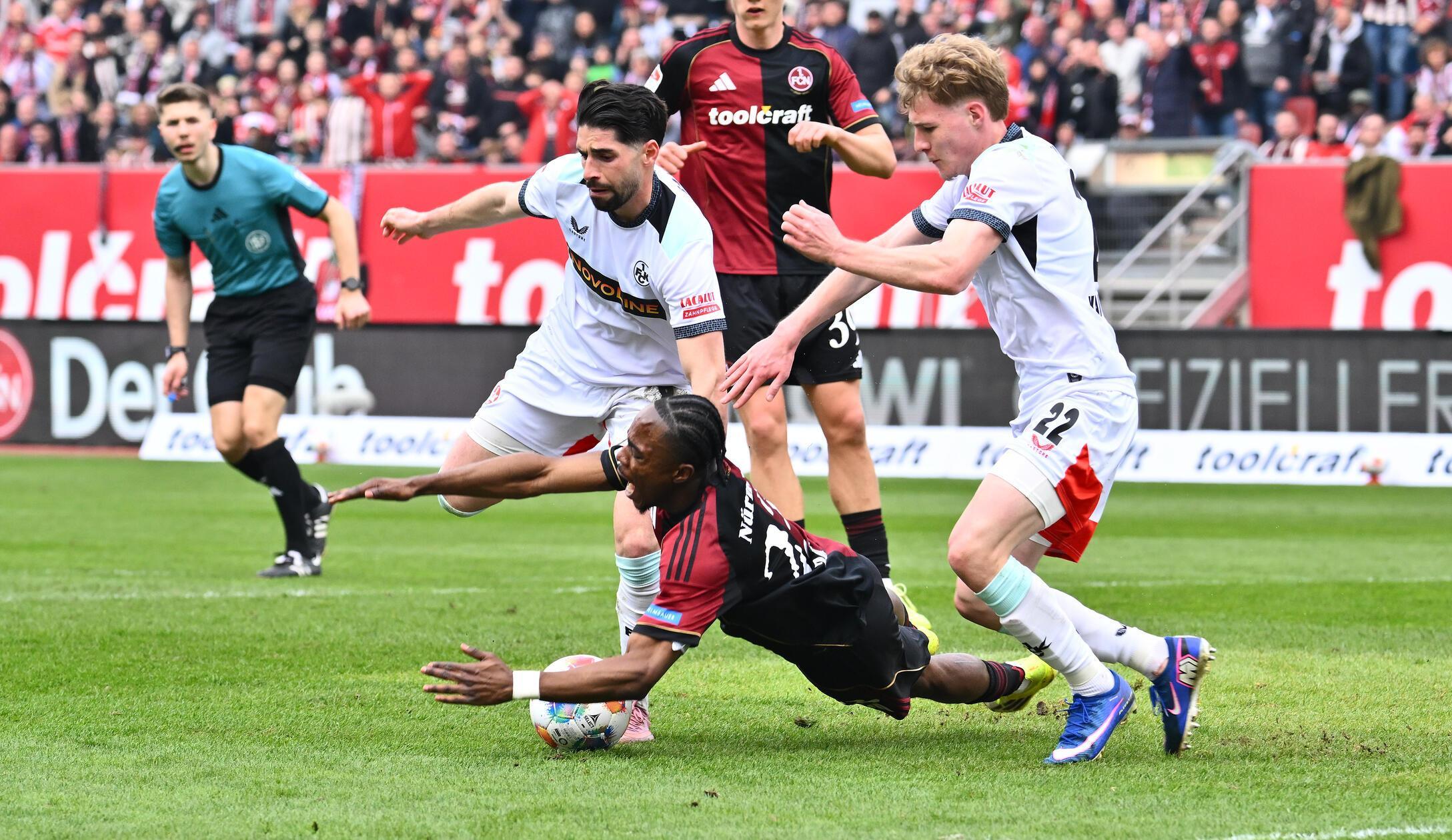 Der fällt schließlich vom Punkt: In der 57. Minute wird Zoma im Sechzehner gefoult...