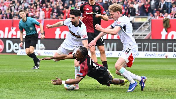 Der fällt schließlich vom Punkt: In der 57. Minute wird Zoma im Sechzehner gefoult...