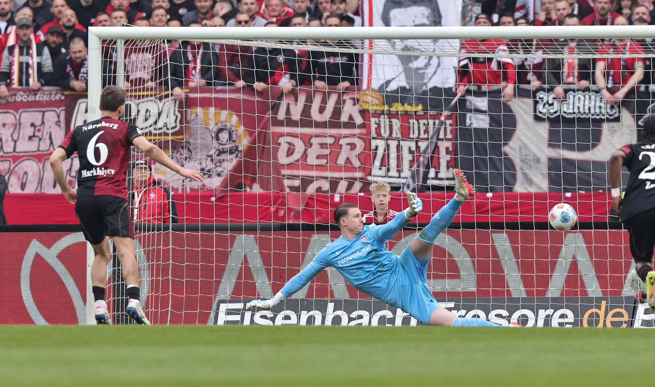...Markhiev verwandelt den Strafstoß mittig zum 2:0.