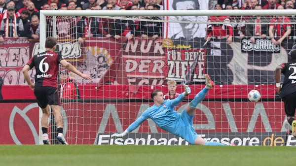 ...Markhiev verwandelt den Strafstoß mittig zum 2:0.