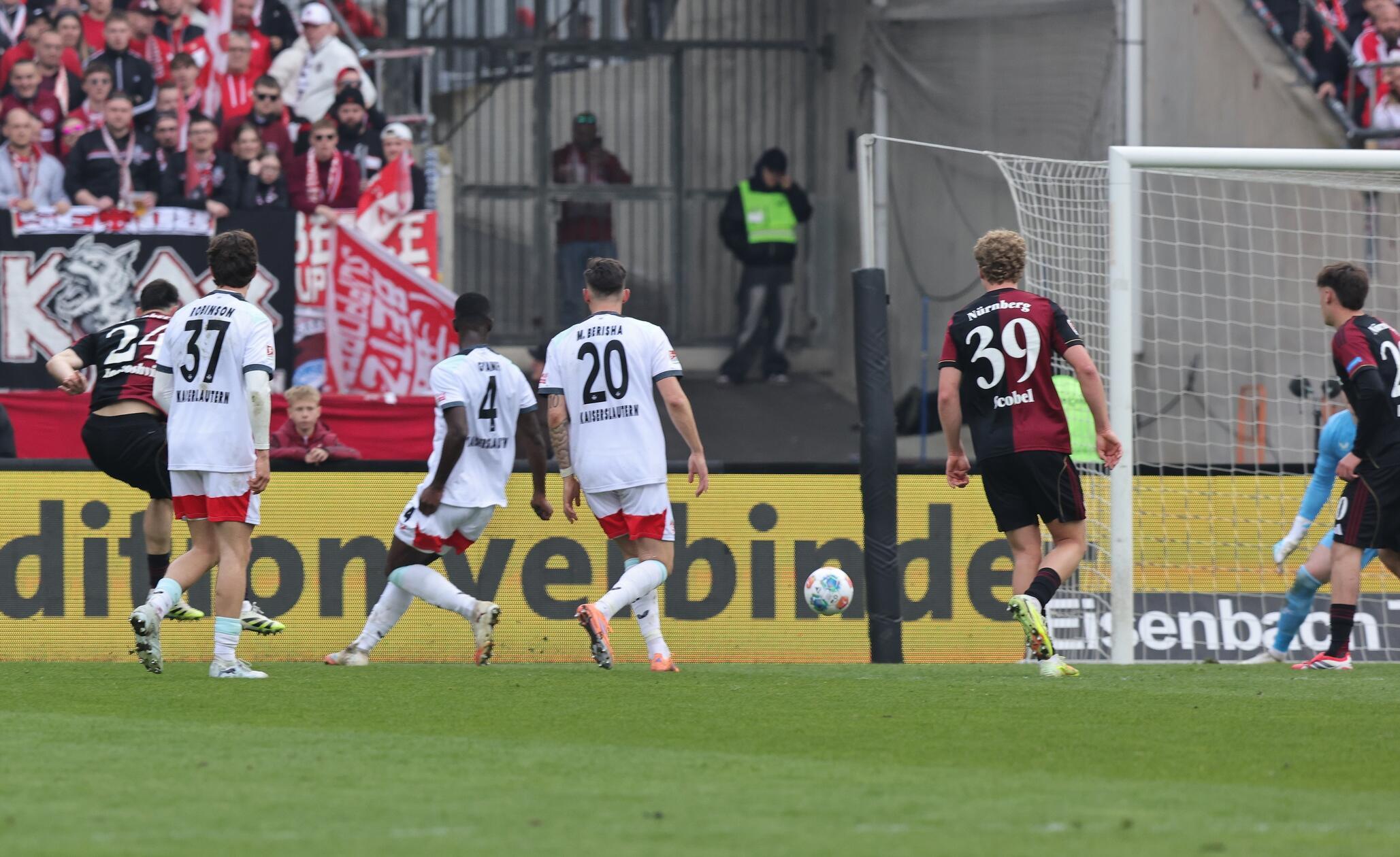 Die Entscheidung fällt dann erneut nach einem Eckball: Scobel legt für Lochoshvili auf, der per Flachschuss zum 3:0 trifft.