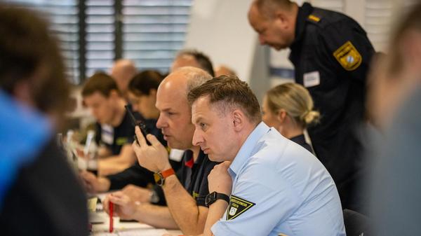 Das Szenario startete um 10 Uhr mit der fiktiven Meldung eines flächendeckenden Blackouts. In der Folge brachen Kommunikationswege wie Telefon, Internet und Mobilfunk zusammen.