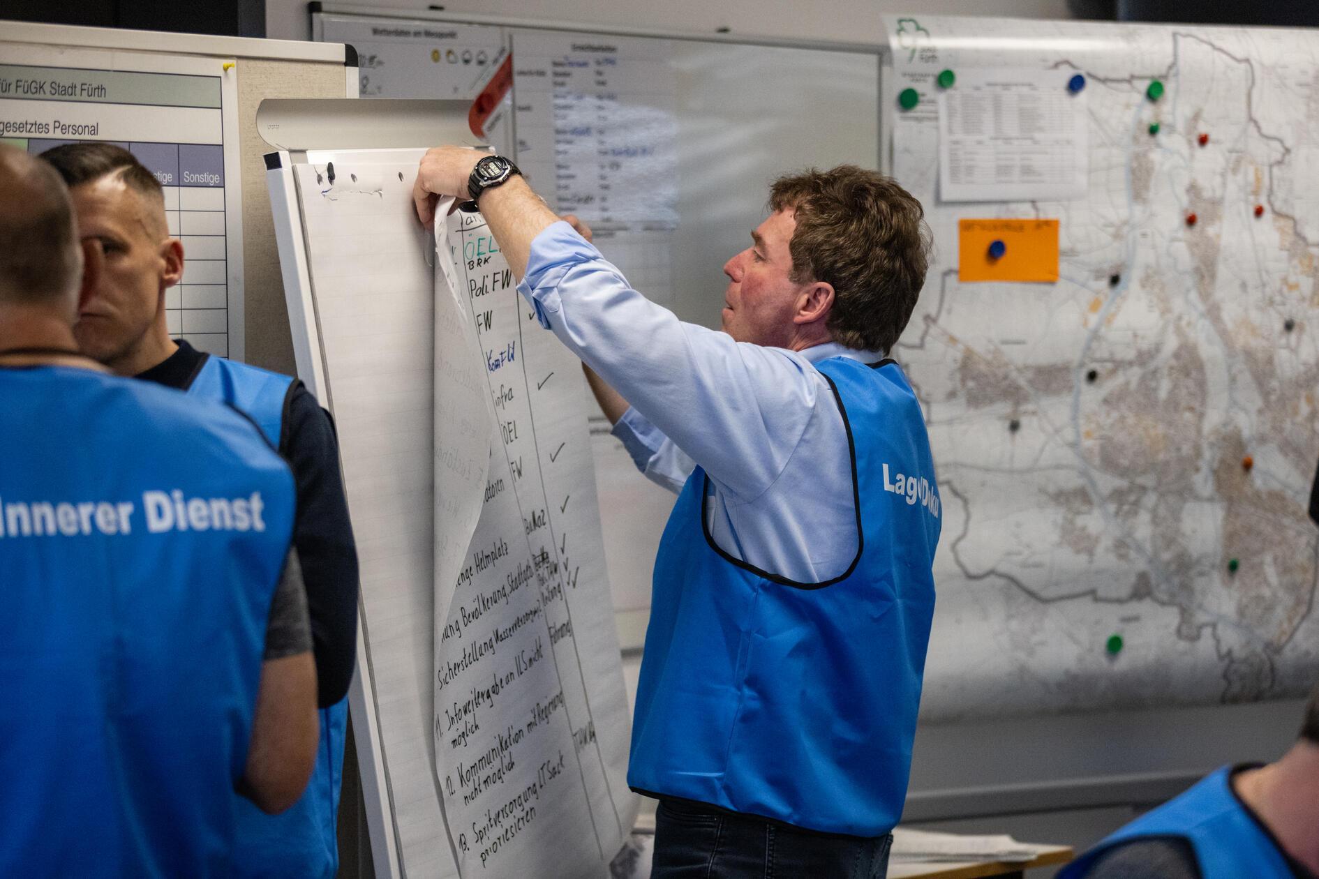 Rund 600 Einsatzkräfte und Beteiligte nahmen an der Übung teil - darunter Feuerwehr, Polizei, THW, Rettungsdienste sowie weitere Behörden und Organisationen mit Sicherheitsaufgaben.